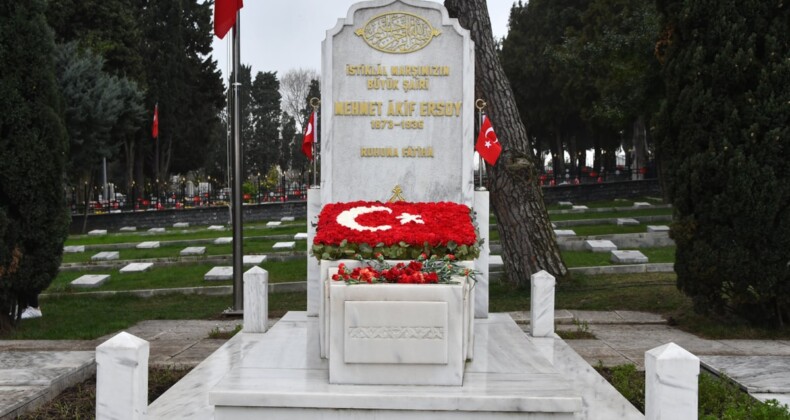 Mehmet Akif Ersoy kabri başında alındı