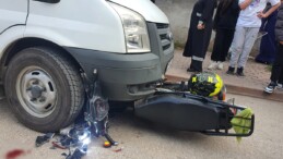 Polisten kaçan gençler kamyonetin altına girdi