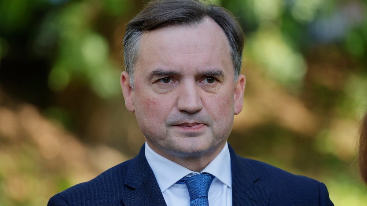 Polonya’da kriz sürüyor: Eski bakanın evine polis baskını