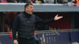 Rakip futbolcuya attığı kafanın faturası kesildi