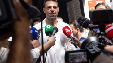 Siyasi parti lideri askere alındı