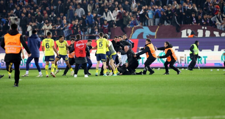 Trabzonspor Fenerbahçe maçında sahaya giren iki kişi tutuklandı