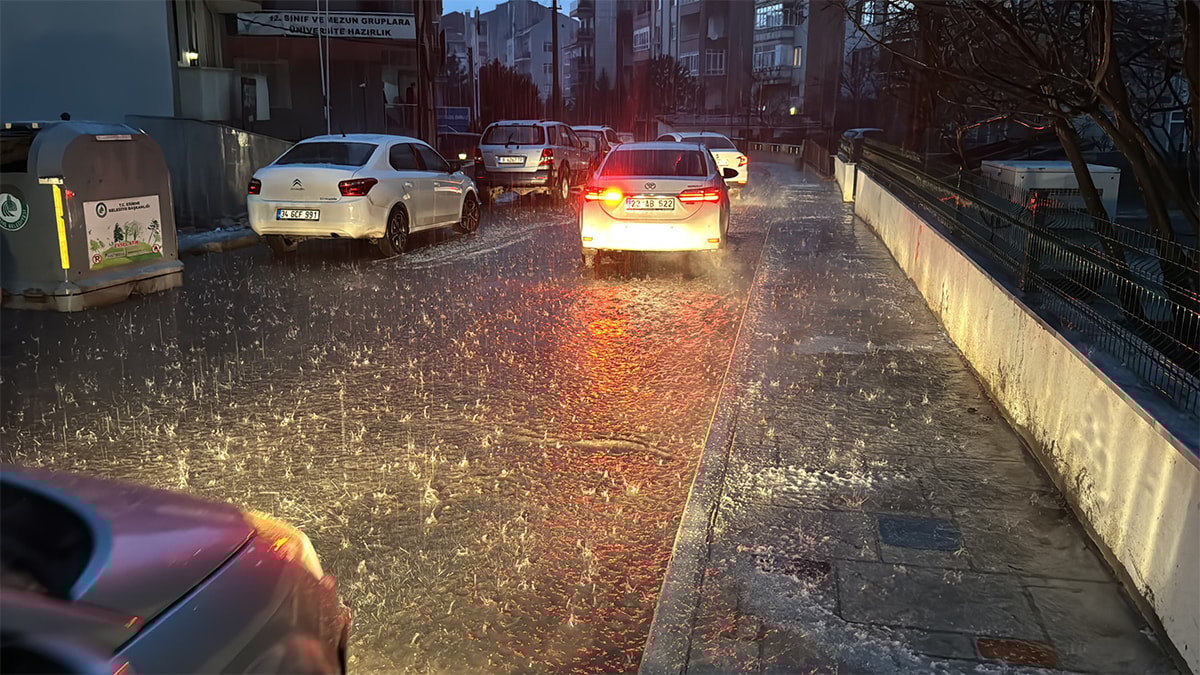 Üç ilde sağanak ve dolu: Hayat felç oldu