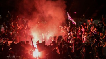 Hükümet karşıtları Meclis önüne kamp kurdu