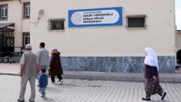 Muhtar oy kullandığı sırada bıçaklandı