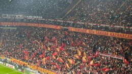 Dev derbi öncesi tribünler İzmir Marşı’yla inledi