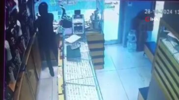 Kasklı Soyguncu Kuyumcuyu Vurarak Altınları Çaldı