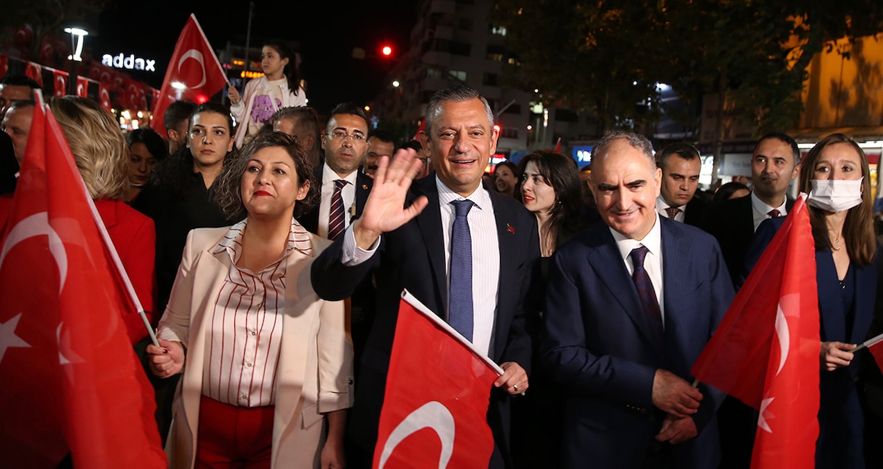 Özel, fener alayında yürüdü