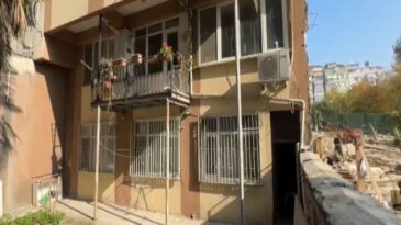 54 yıllık binaya kaçak balkon, metal boruyla destek