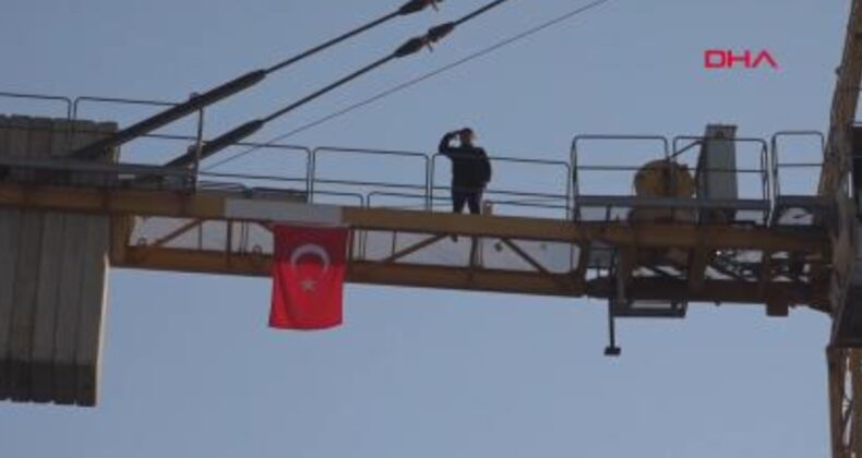 80 metrede Atatürk’e saygı duruşu