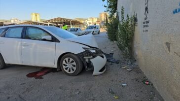 Adana’da Duvara Çarpan Otomobilin Sürücüsü Yaralandı