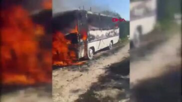 Adana’da Narenciye İşçilerini Taşıyan Midibüs Yandı