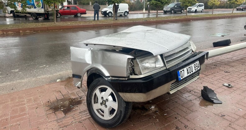 Araç direğe çarptı, ikiye bölündü