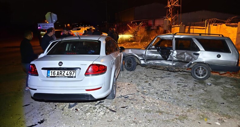 Bursa’da iki araç birbirine girdi: 6 kişi yaralandı