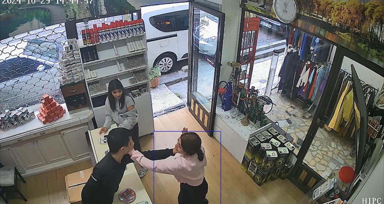 Daha reşit bile değiller: 2 kız, çalışanı tokatlayıp hırsızlık yaptı