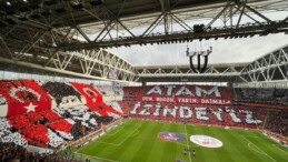 Galatasaray taraftarından dev Atatürk koreografisi
