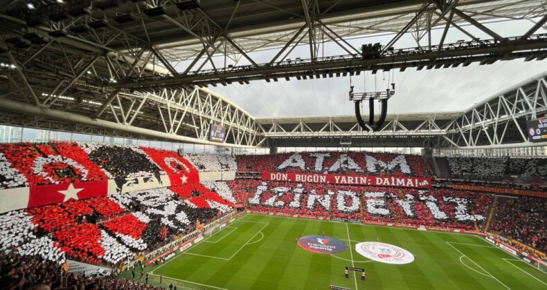 Galatasaray taraftarından dev Atatürk koreografisi