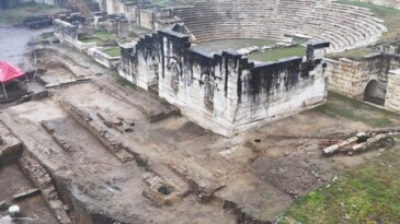 Konuralp Antik Tiyatro kazılarında kilise kalıntısı bulundu
