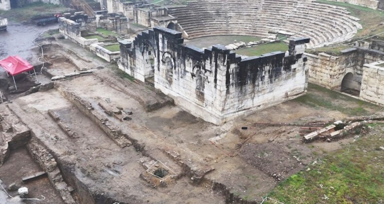Konuralp Antik Tiyatro kazılarında kilise kalıntısı bulundu