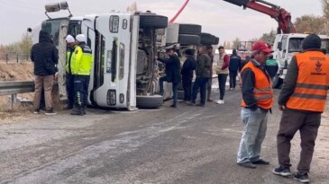 Konya’da devrilen kamyonun sürücüsü hayatını kaybetti