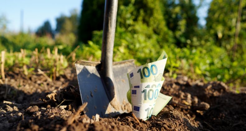 Lotodan 200 milyon TL kazanan çift bileti bahçeye gömdü