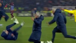 Mourinho çıldırdı! 90+12’de kendini yerlere attı…