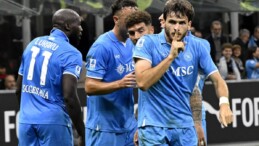 Napoli deplasmanda Milan’ı devirdi! Liderliği sağlama aldı