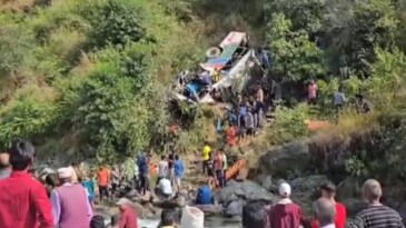 Otobüs vadiye uçtu: 23 ölü