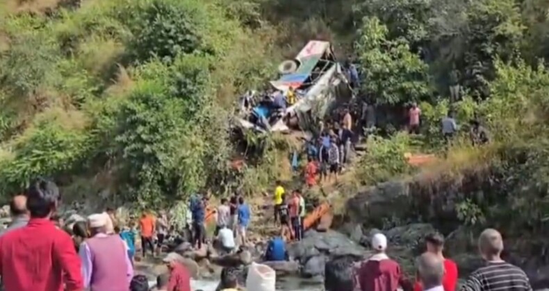 Otobüs vadiye uçtu: 23 ölü