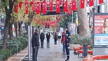 Saat 09.05’e İzmit’te hayat durdu