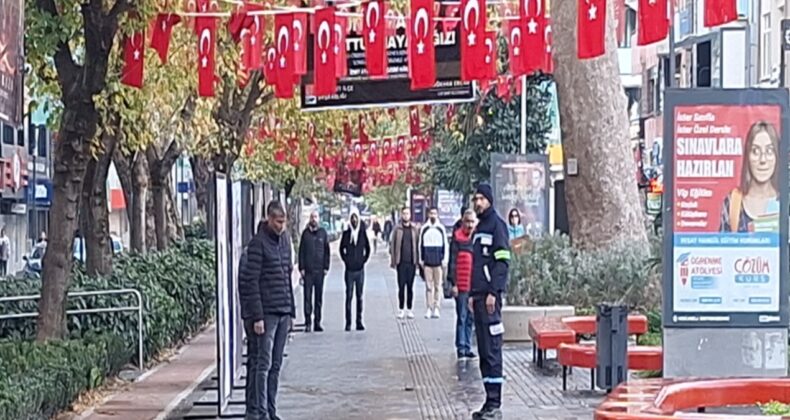 Saat 09.05’e İzmit’te hayat durdu