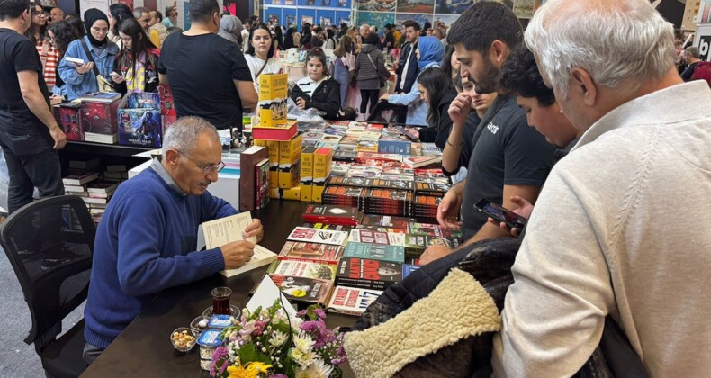 Saygı Öztürk’ün imza gününe büyük ilgi