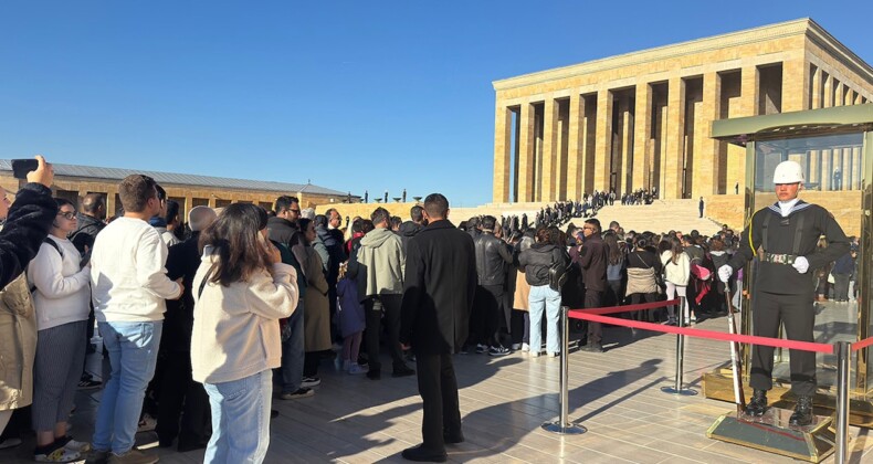 Türk halkı akın akın Ata’sına koşuyor