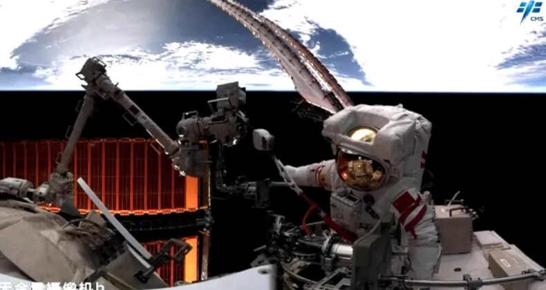 Çinli astronotlar 9 saatlik uzay yürüyüşünü başarıyla tamamladı