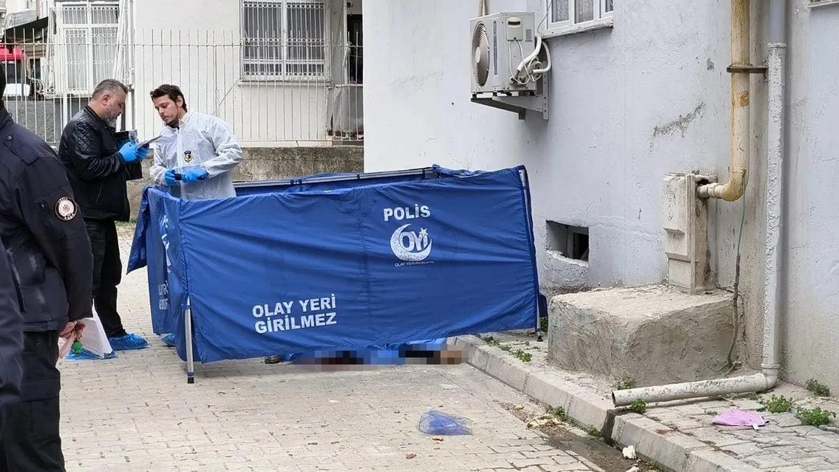 Adana’da feci olay! Cam silmek için çıktığı 13’üncü kattan düşerek can verdi!