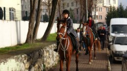 Karabük’te iki kardeş karnelerini atlarla almaya geldi