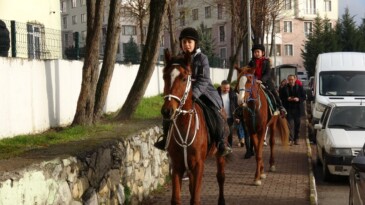 Karabük’te iki kardeş karnelerini atlarla almaya geldi