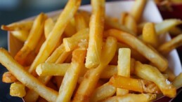 Patates kızartmasının içinden çıkanı görünce dona kaldı