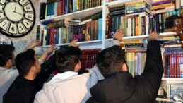 Saat atölyesini kütüphaneye dönüştürdü