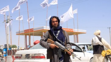 Taliban yönetimi, kadınların çalıştığı STK’ları yasaklayacak