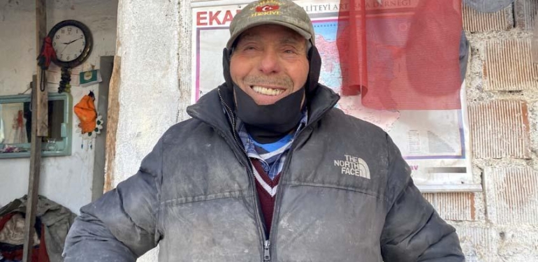 79 yaşındaki adamın bayrak hassasiyeti: Çöpte buldu, yıkadı, duvara astı