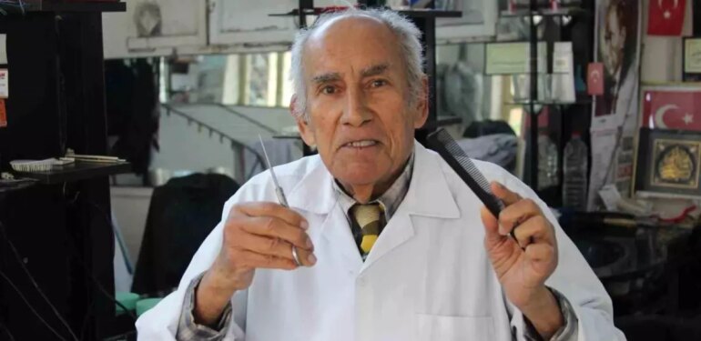 80 yaşında, 66 yıldır berber