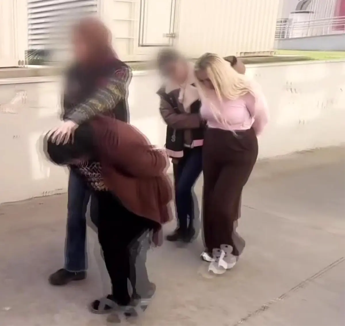 Adana’da evlerinden uyuşturucu ve silahlar çıkan 2 kadın tutuklandı