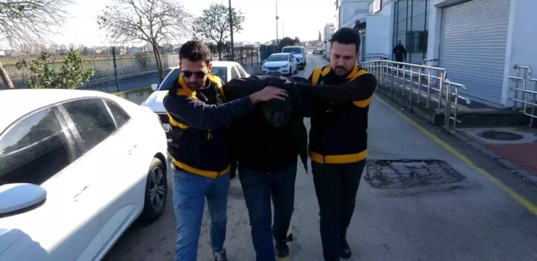 Adana’da kaskla servis aracının camını kıran sürücü serbest kaldı