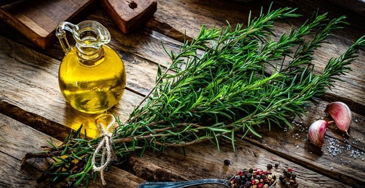 Ağrıyan dizlerin tek ilacıymış! Masaj yaparak sürün, eklemler daha hafif