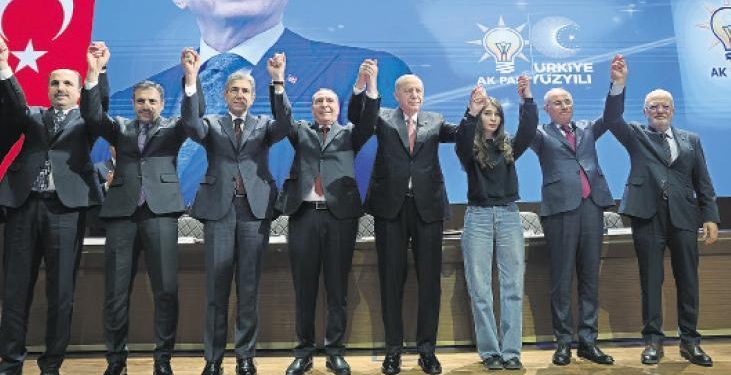 AK Parti’ye katılan 4 başkana Erdoğan rozet taktı