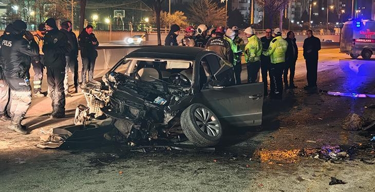 Ankara’da otomobil önce bariyere ardından da minibüse çarptı: 1 ölü, 2 yaralı