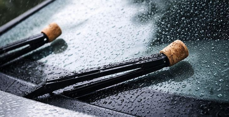 Arabaya mantar tıpa koyma trendi patladı! Meğer silecekleri koruyormuş