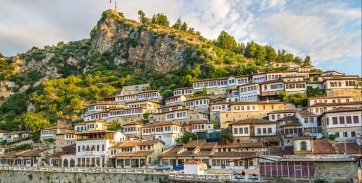 Arnavutluk Hakkında Bilgiler; Arnavutluk Bayrağı Anlamı, 2026 Nüfusu, Başkenti, Para Birimi Ve Saat Farkı