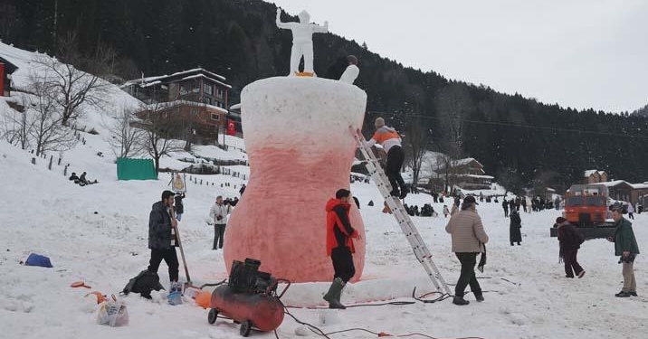 Ayder’de kış masalı başladı: Poşetle kaydılar, dev çay bardağına akın ettiler